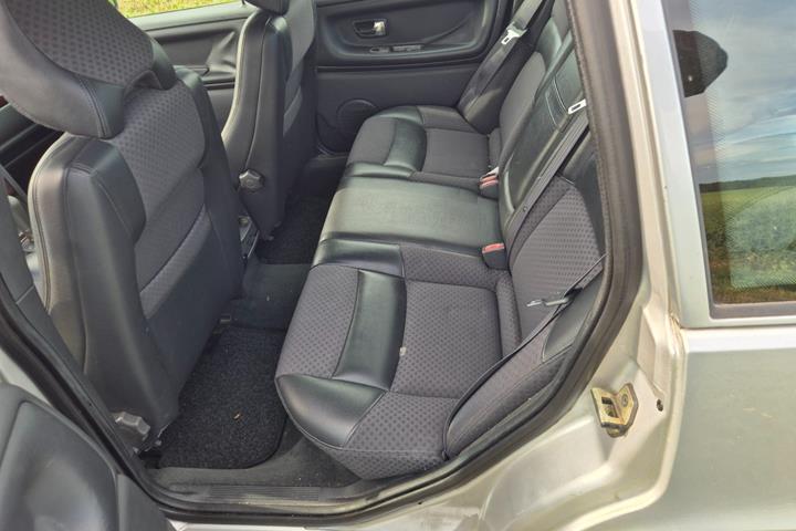 Sølv Volvo S70 fra 2000 set indefra