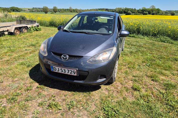 Grå Mazda 2 fra 2008