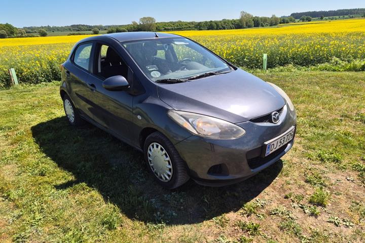 Grå Mazda 2 fra 2008