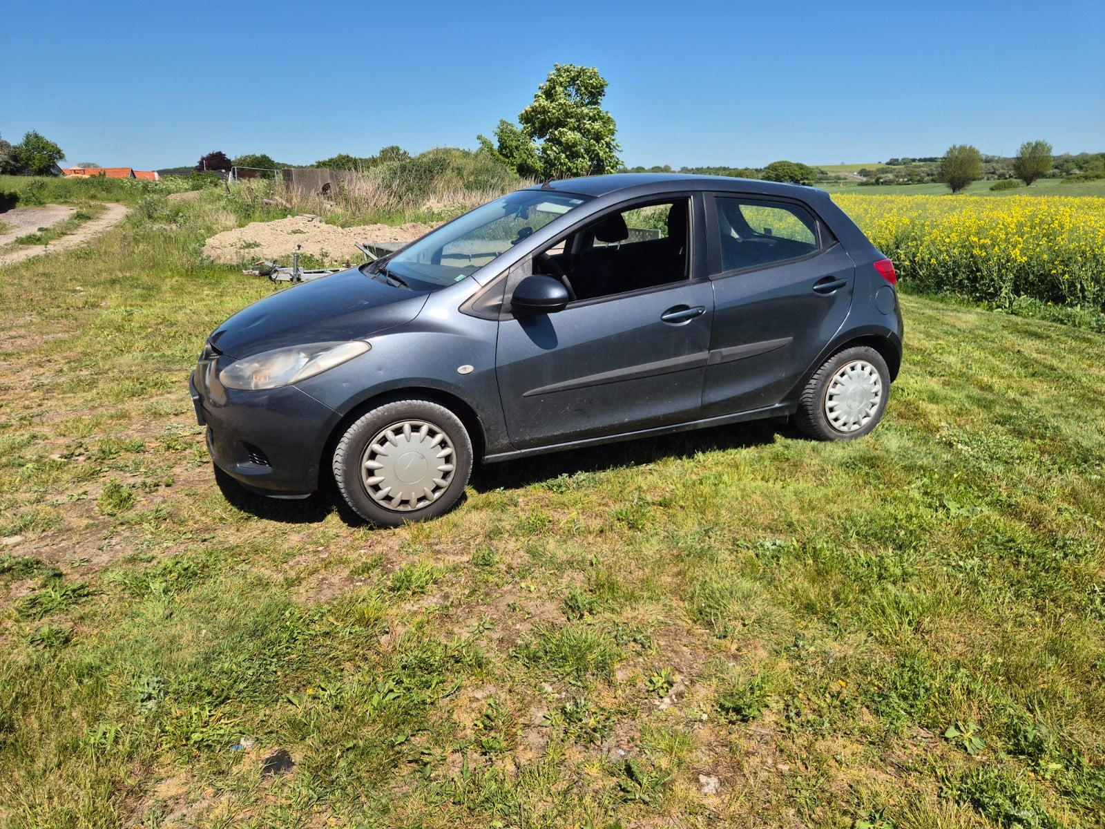 Grå Mazda 2 fra 2008