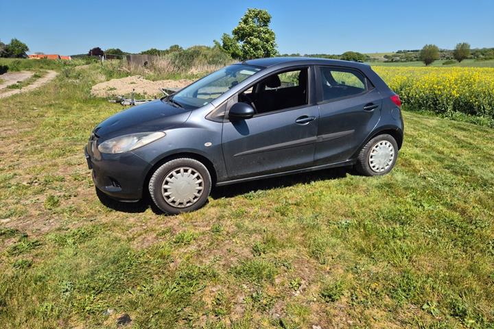 Grå Mazda 2 fra 2008