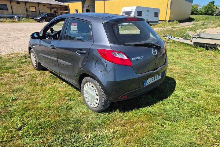 Grå Mazda 2 fra 2008