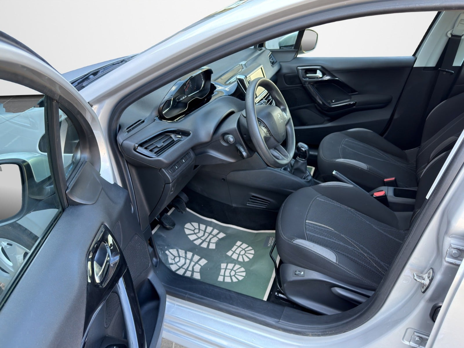 Sølv Peugeot 208 fra 2015