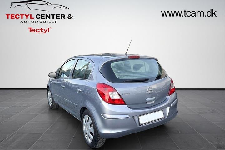Grå Opel Corsa fra 2013