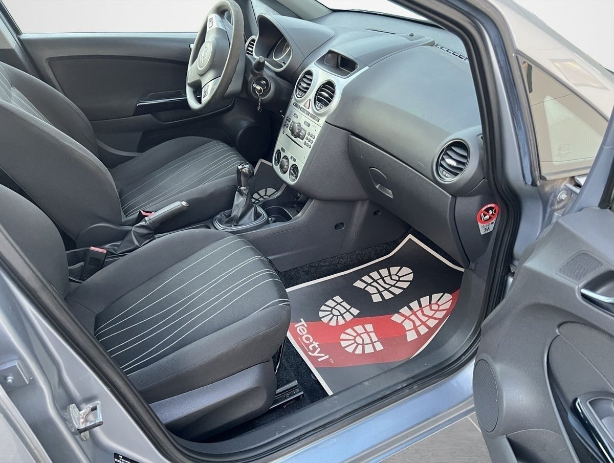 Grå Opel Corsa fra 2013