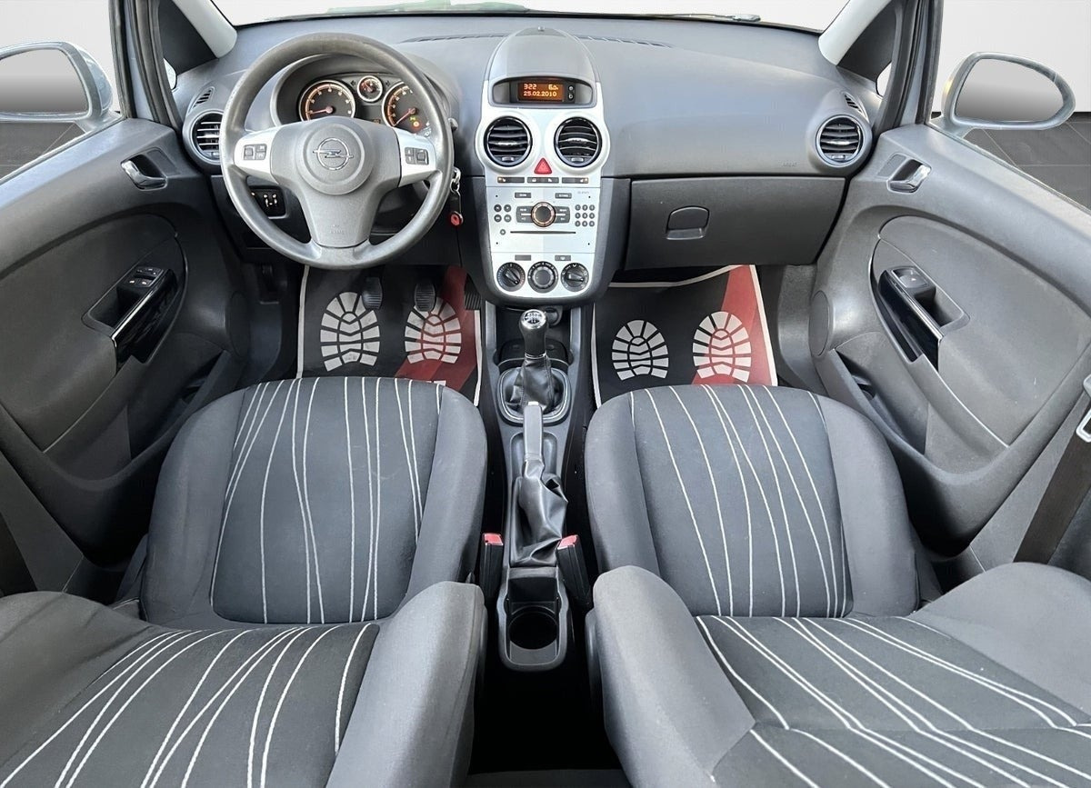 Grå Opel Corsa fra 2013