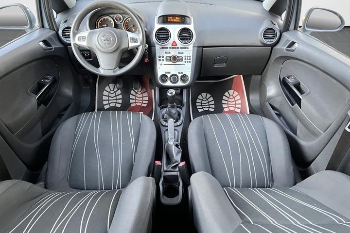 Grå Opel Corsa fra 2013