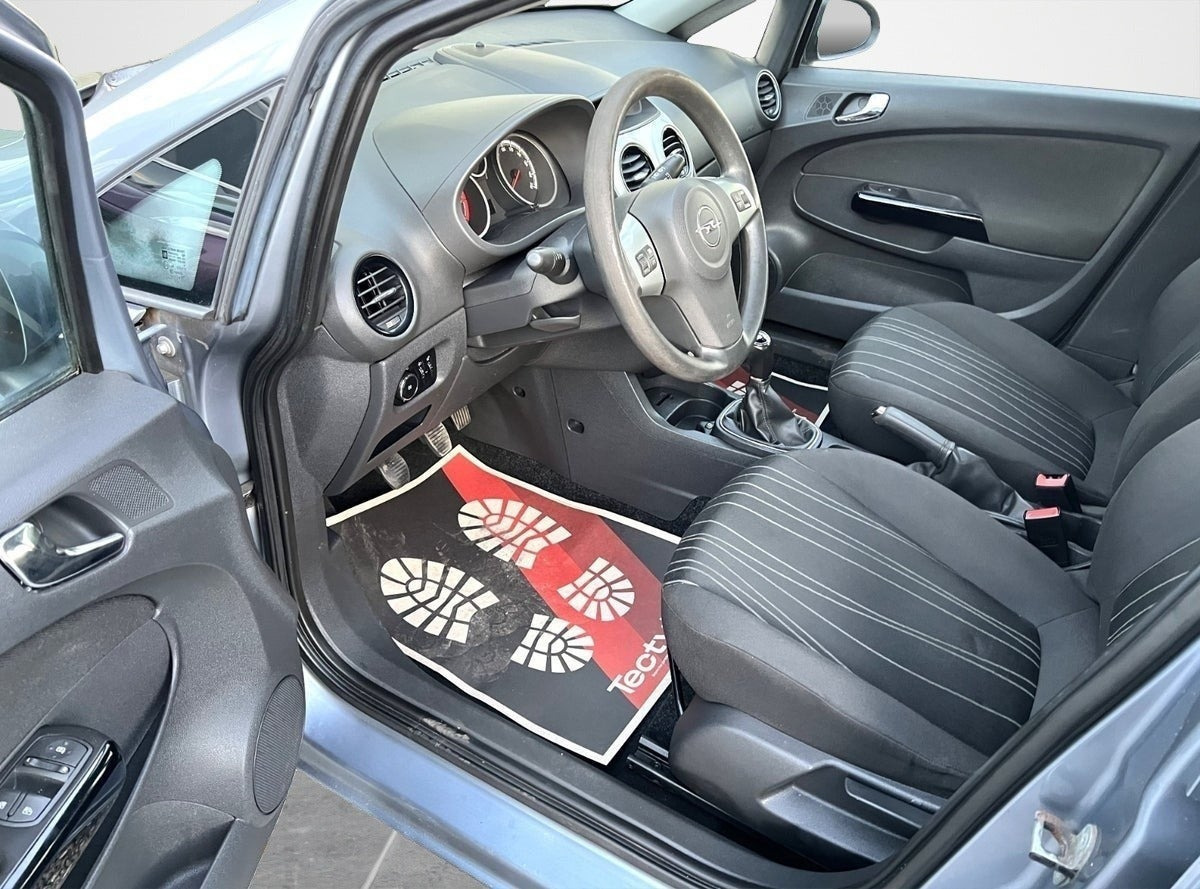 Grå Opel Corsa fra 2013