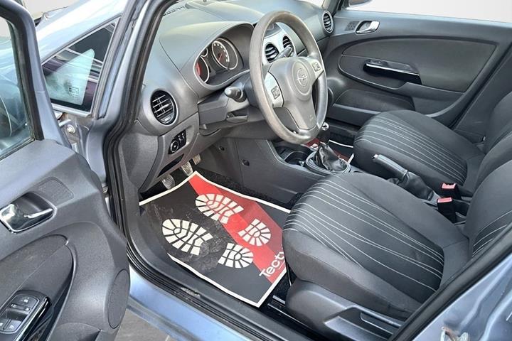 Grå Opel Corsa fra 2013
