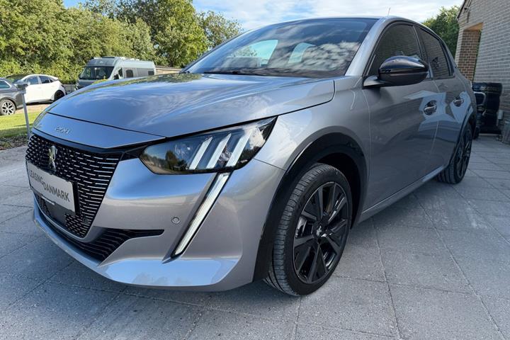 Grå Peugeot e-208 fra 2023 set udefra