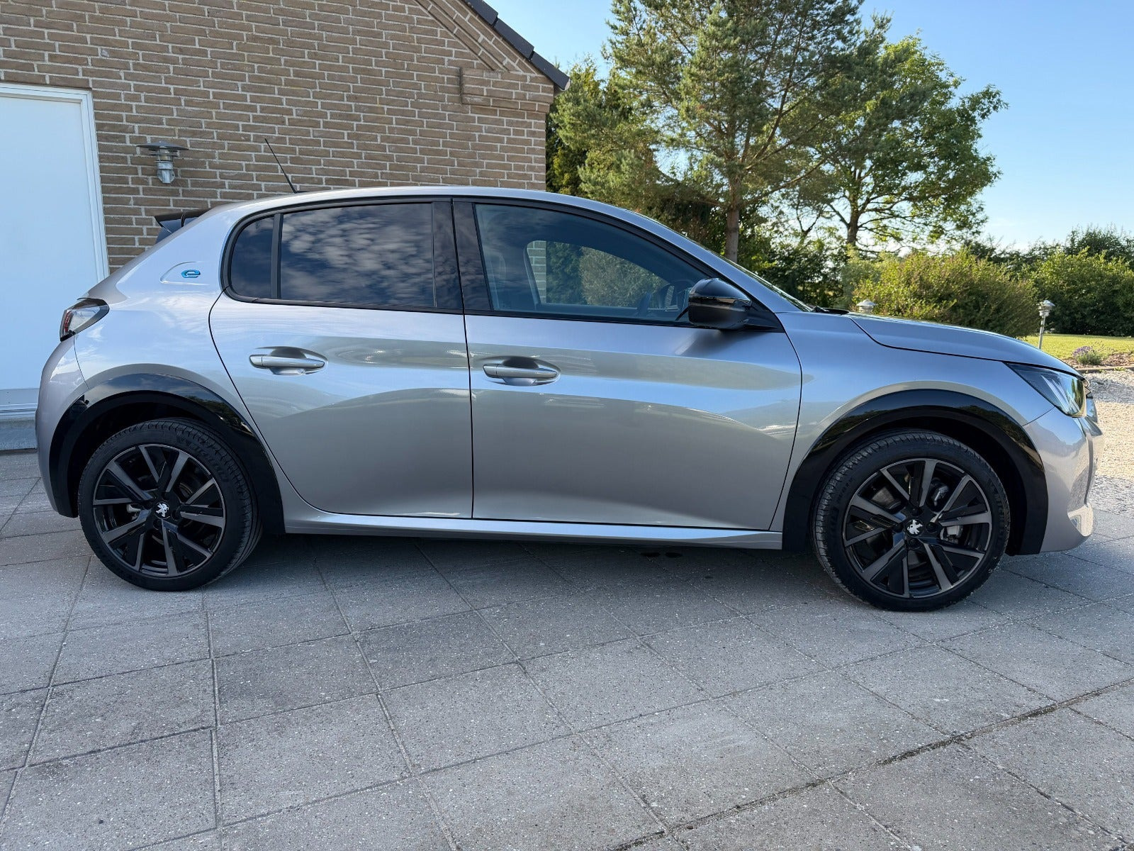 Grå Peugeot e-208 fra 2023