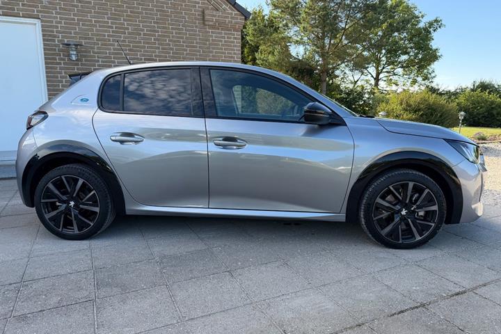 Grå Peugeot e-208 fra 2023