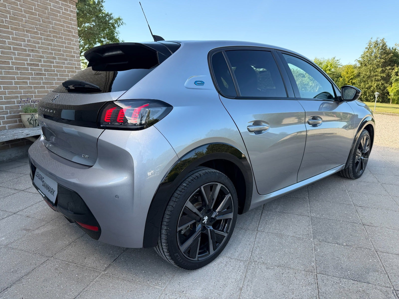 Grå Peugeot e-208 fra 2023