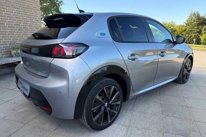 Grå Peugeot e-208 fra 2023