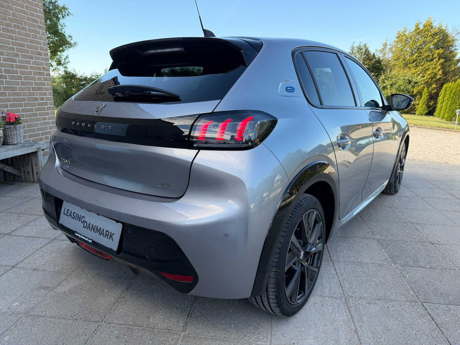 Grå Peugeot e-208 fra 2023