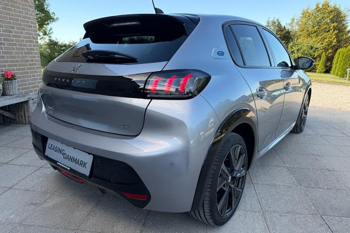 Grå Peugeot e-208 fra 2023