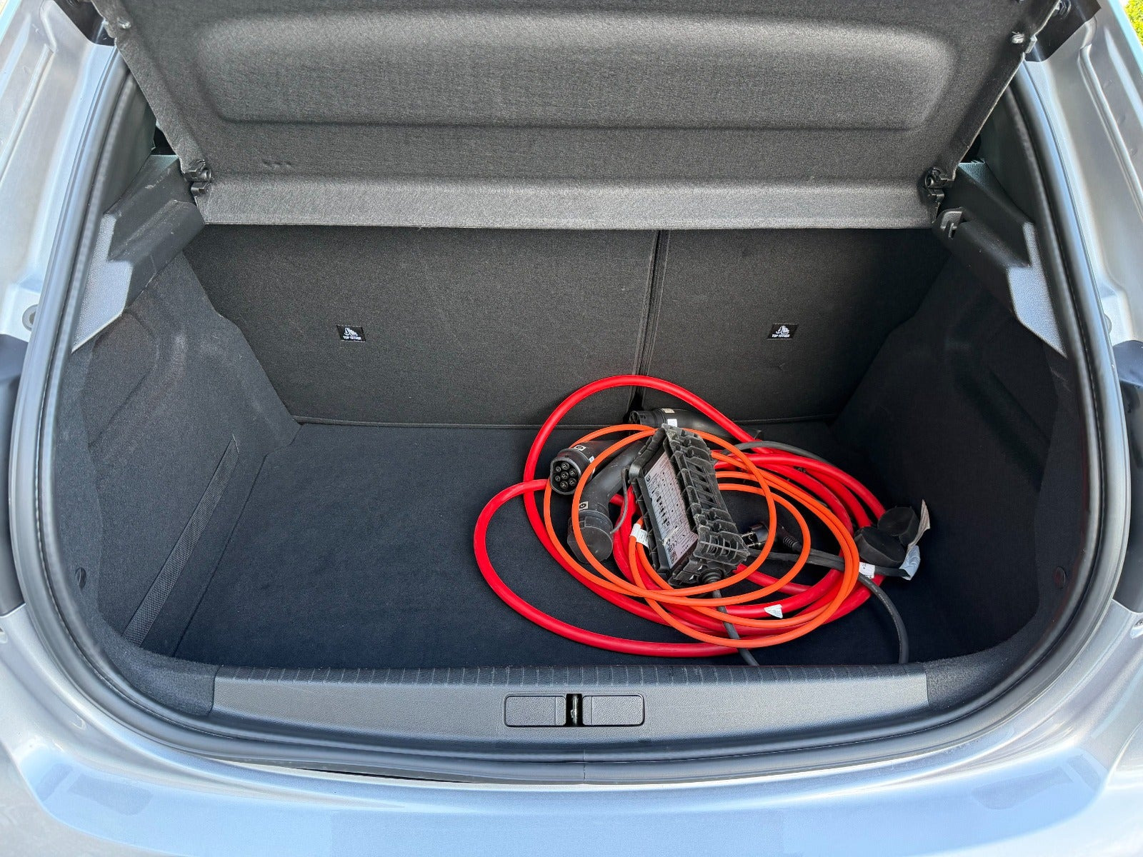 Grå Peugeot e-208 fra 2023