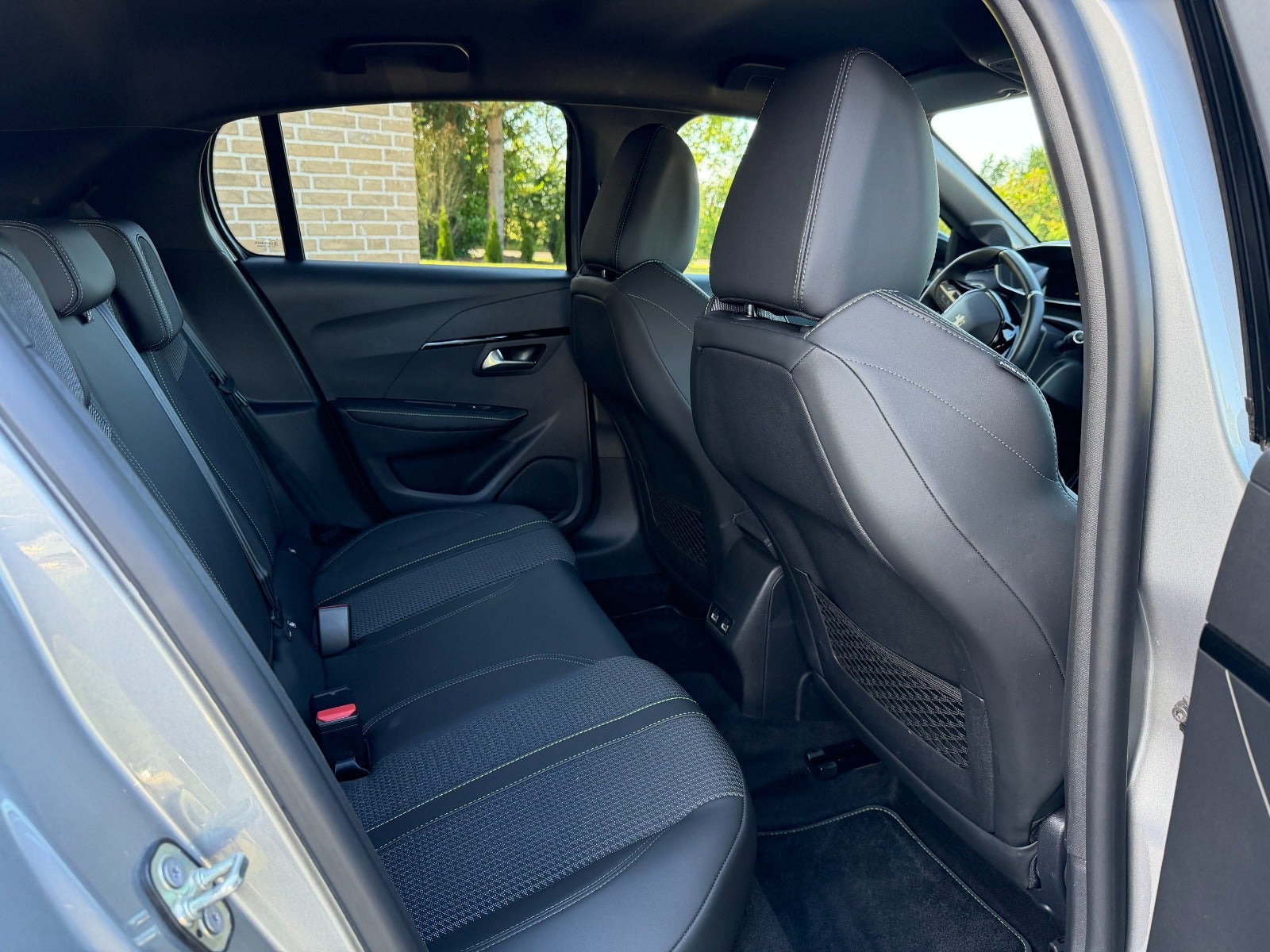 Grå Peugeot e-208 fra 2023
