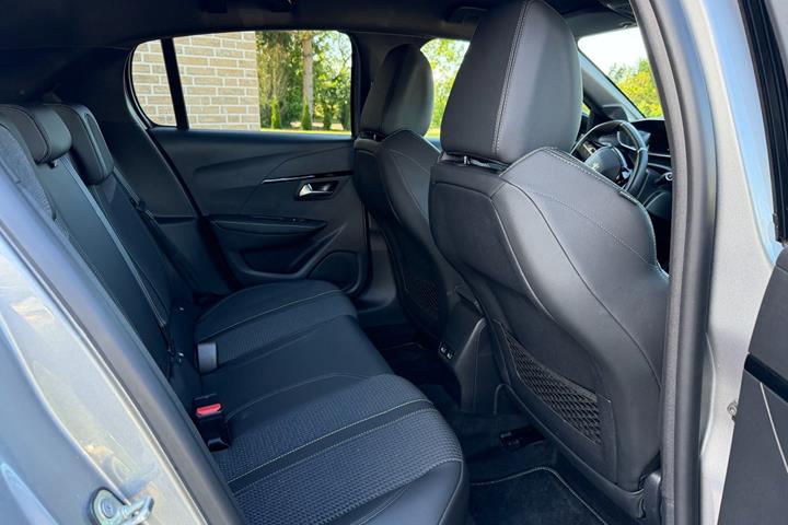 Grå Peugeot e-208 fra 2023