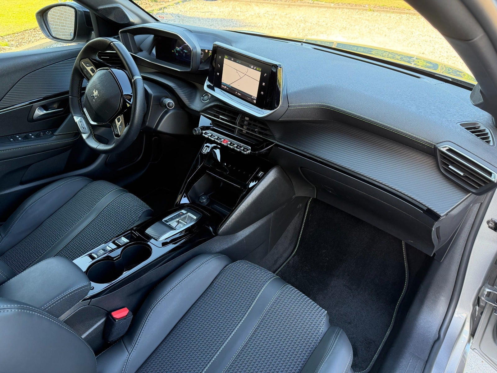 Grå Peugeot e-208 fra 2023