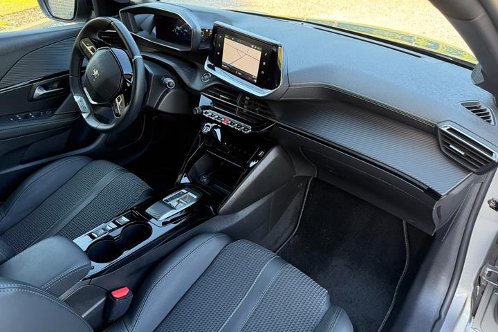 Grå Peugeot e-208 fra 2023