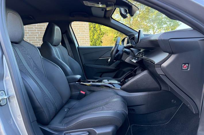 Grå Peugeot e-208 fra 2023