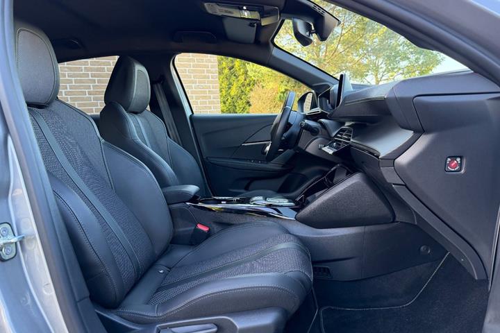 Grå Peugeot e-208 fra 2023
