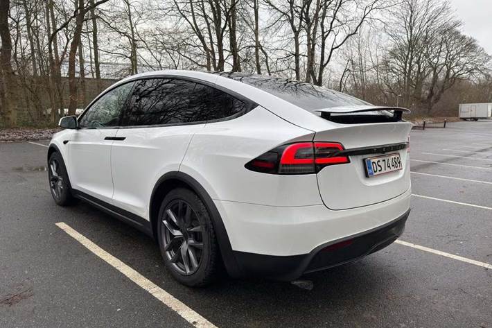 Hvid Tesla Model X fra 2024