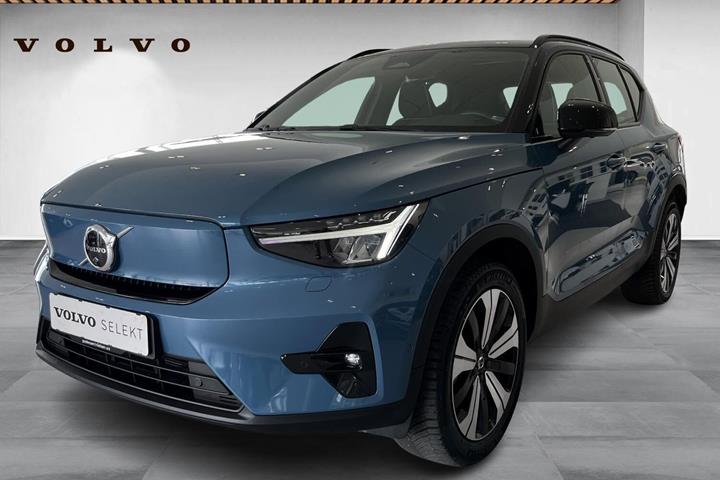 Blå Volvo XC40 fra 2023 set udefra