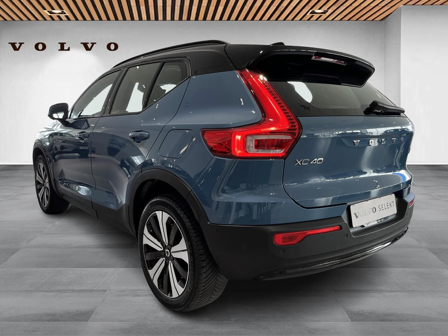 Blå Volvo XC40 fra 2023