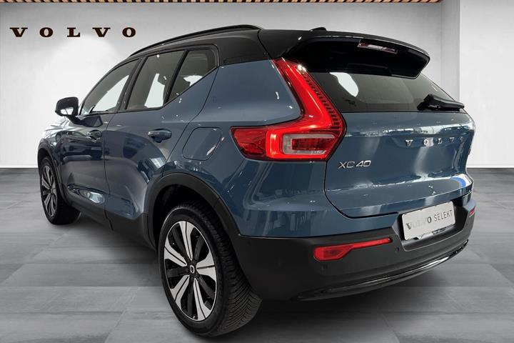 Blå Volvo XC40 fra 2023
