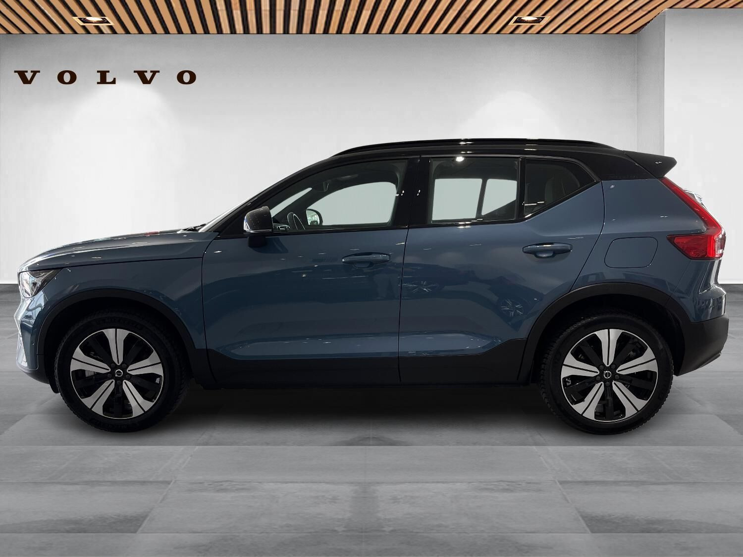 Blå Volvo XC40 fra 2023