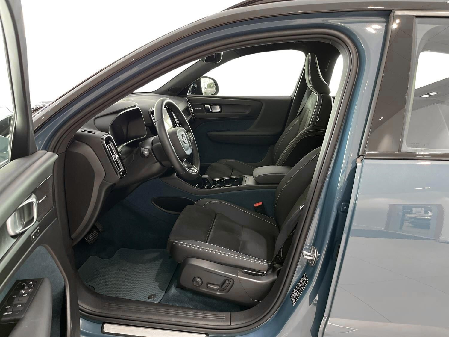 Blå Volvo XC40 fra 2023