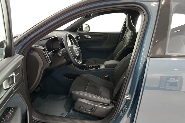 Blå Volvo XC40 fra 2023