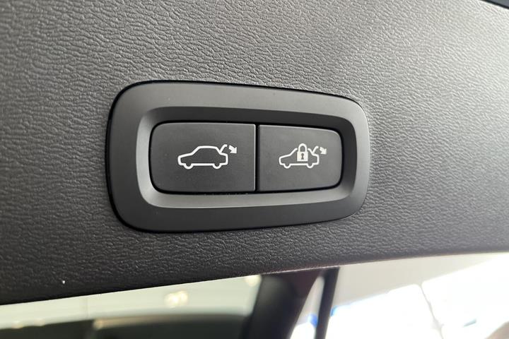Blå Volvo XC40 fra 2023