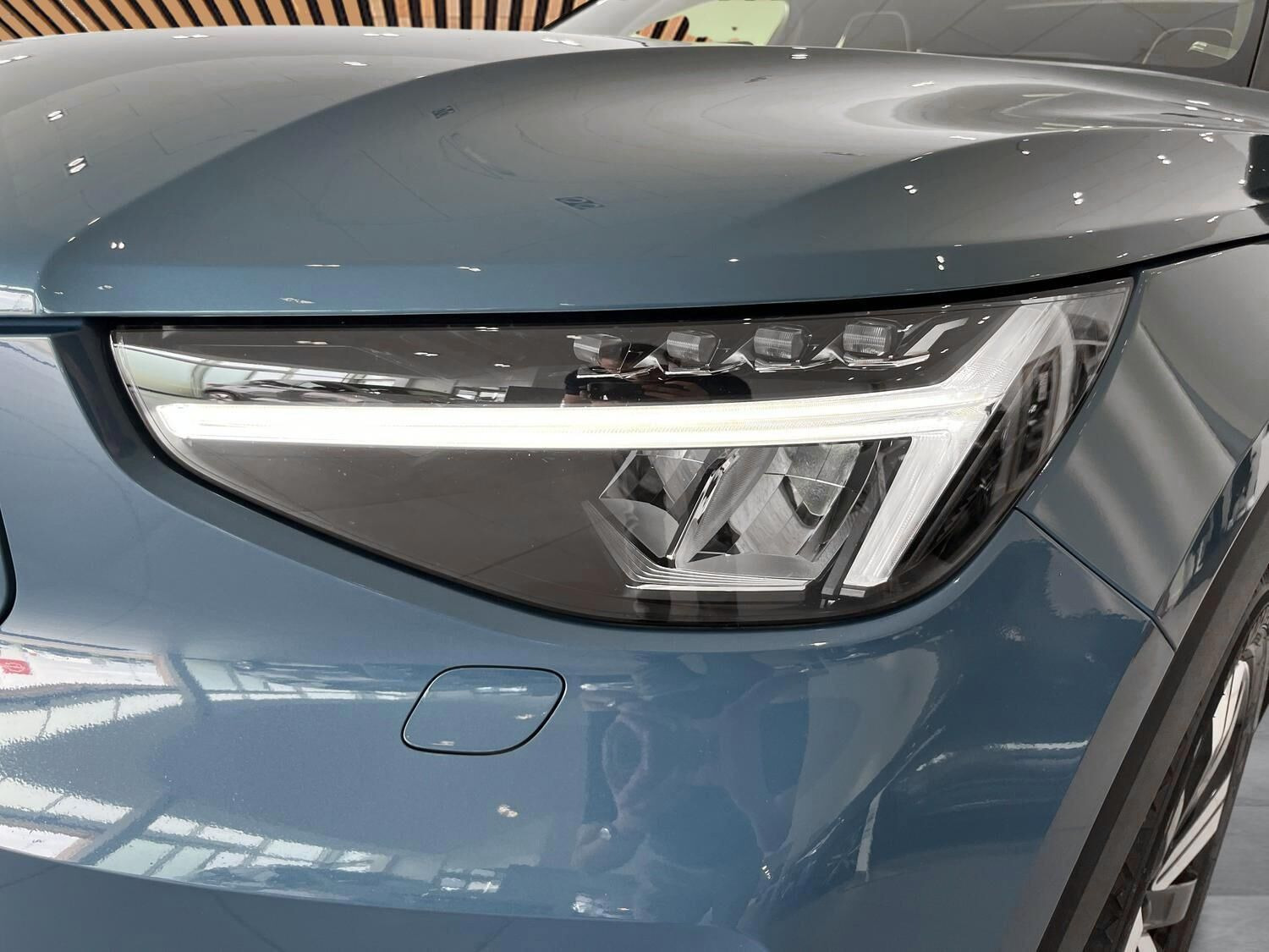 Blå Volvo XC40 fra 2023