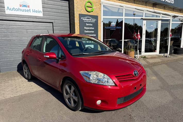 Rød Toyota Auris fra 2011