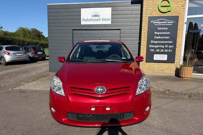 Rød Toyota Auris fra 2011