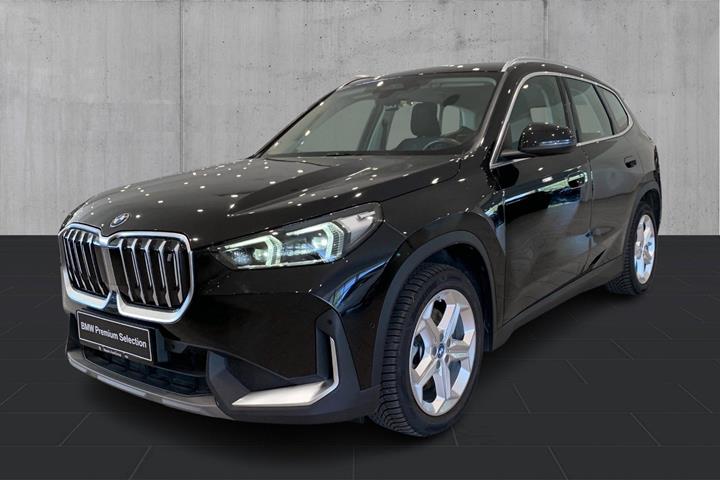 Sort BMW iX1 fra 2023 set udefra