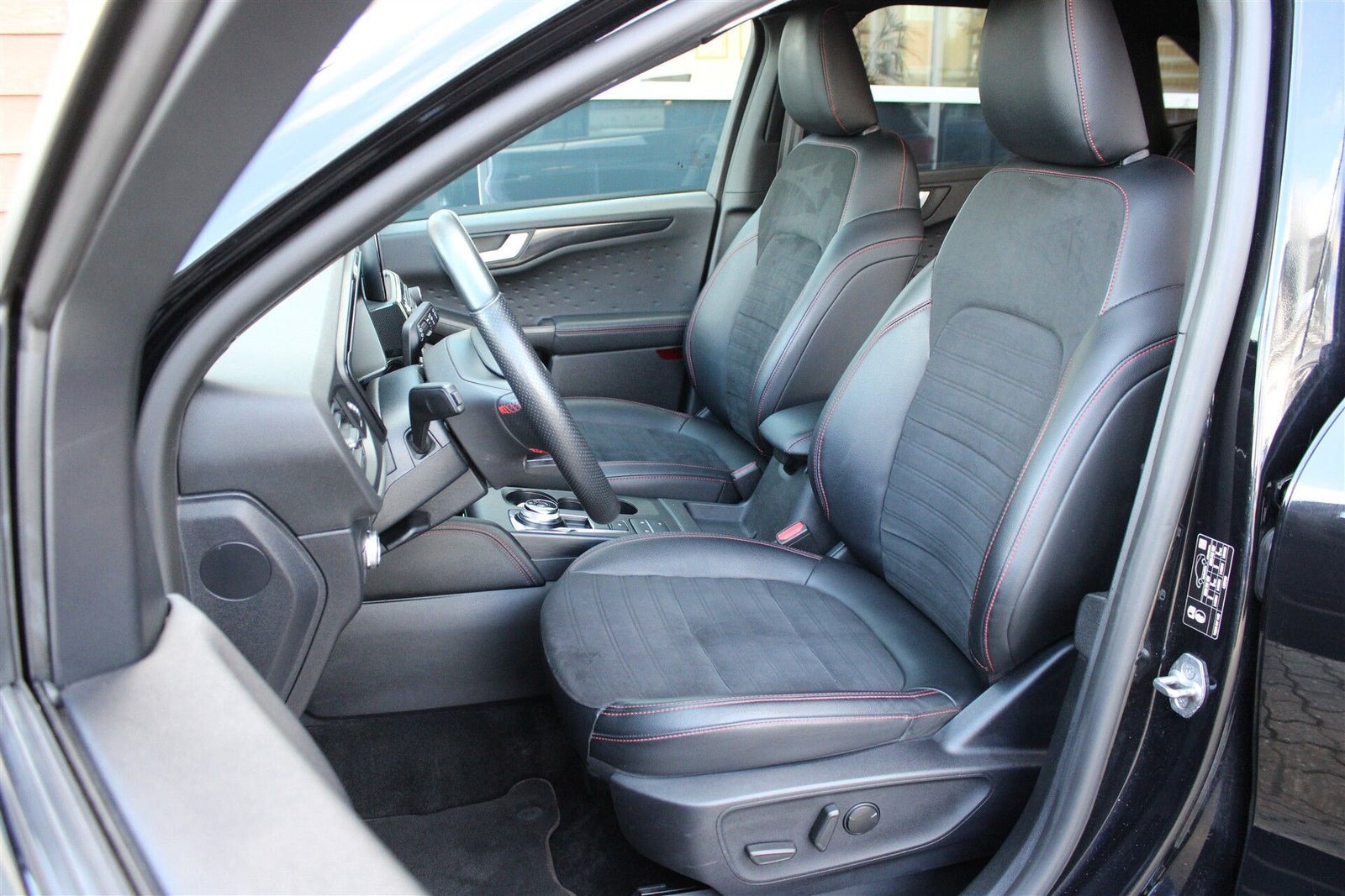 Sort Ford Kuga fra 2021