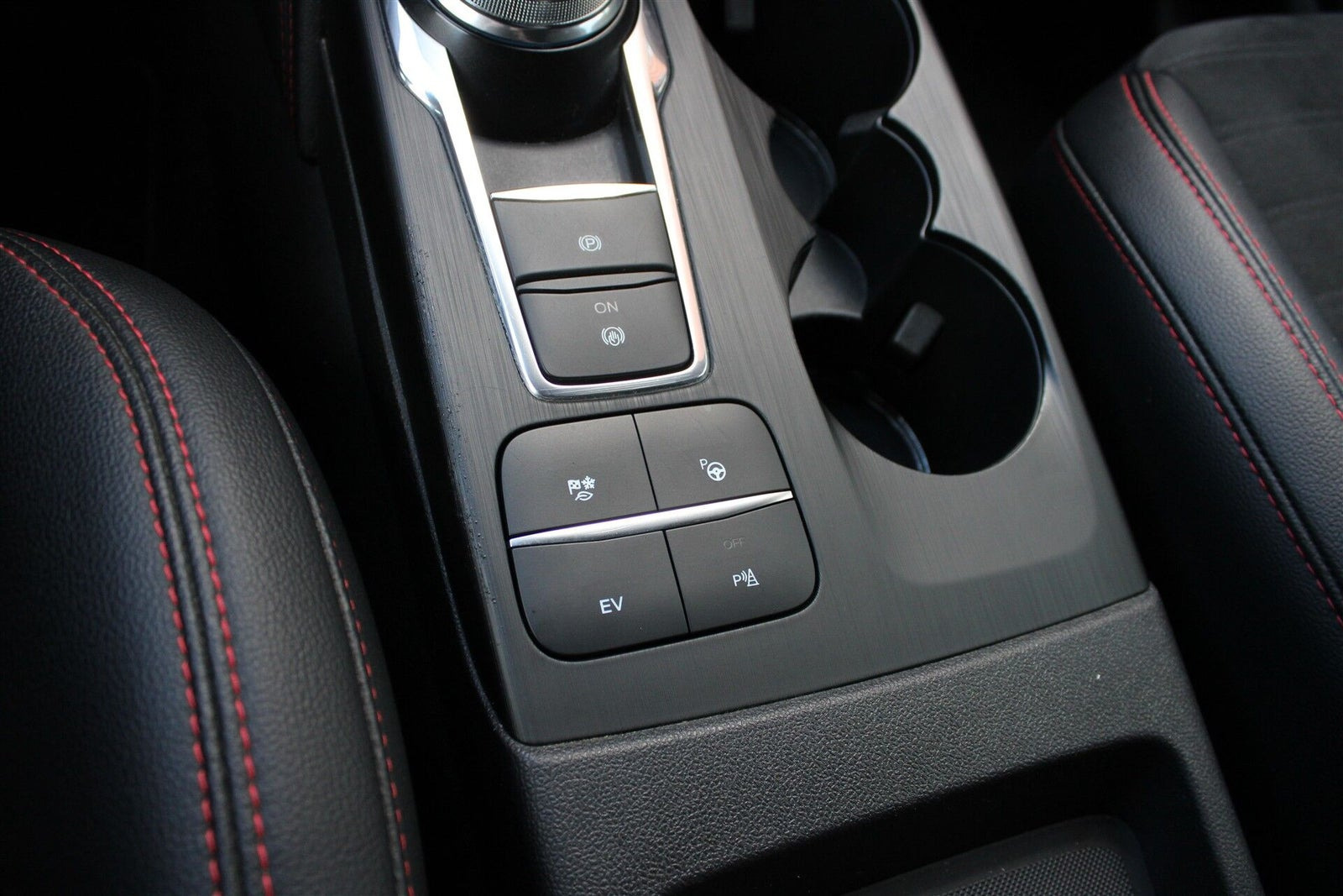 Sort Ford Kuga fra 2021