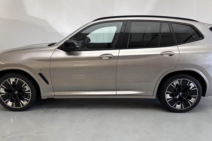 Orange BMW iX3 fra 2022