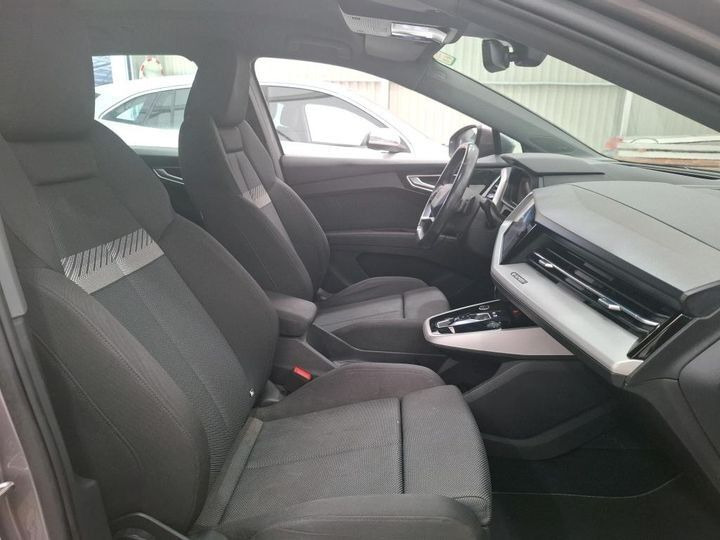 Grå Audi Q4 fra 2022