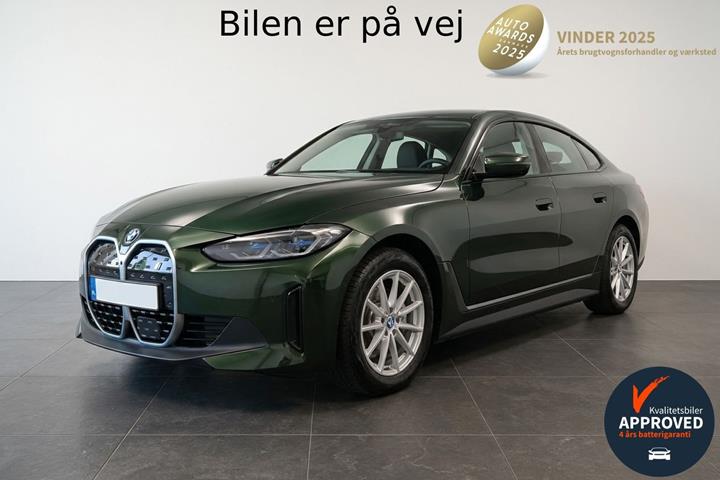 Grøn BMW i4 fra 2022 set udefra