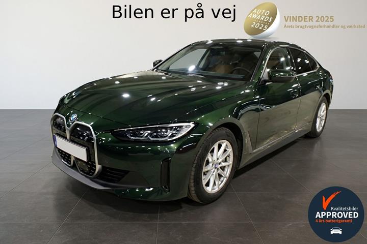 Grøn BMW i4 fra 2022 set udefra