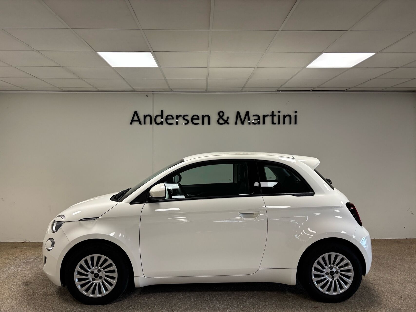 Hvid Fiat 500e fra 2023