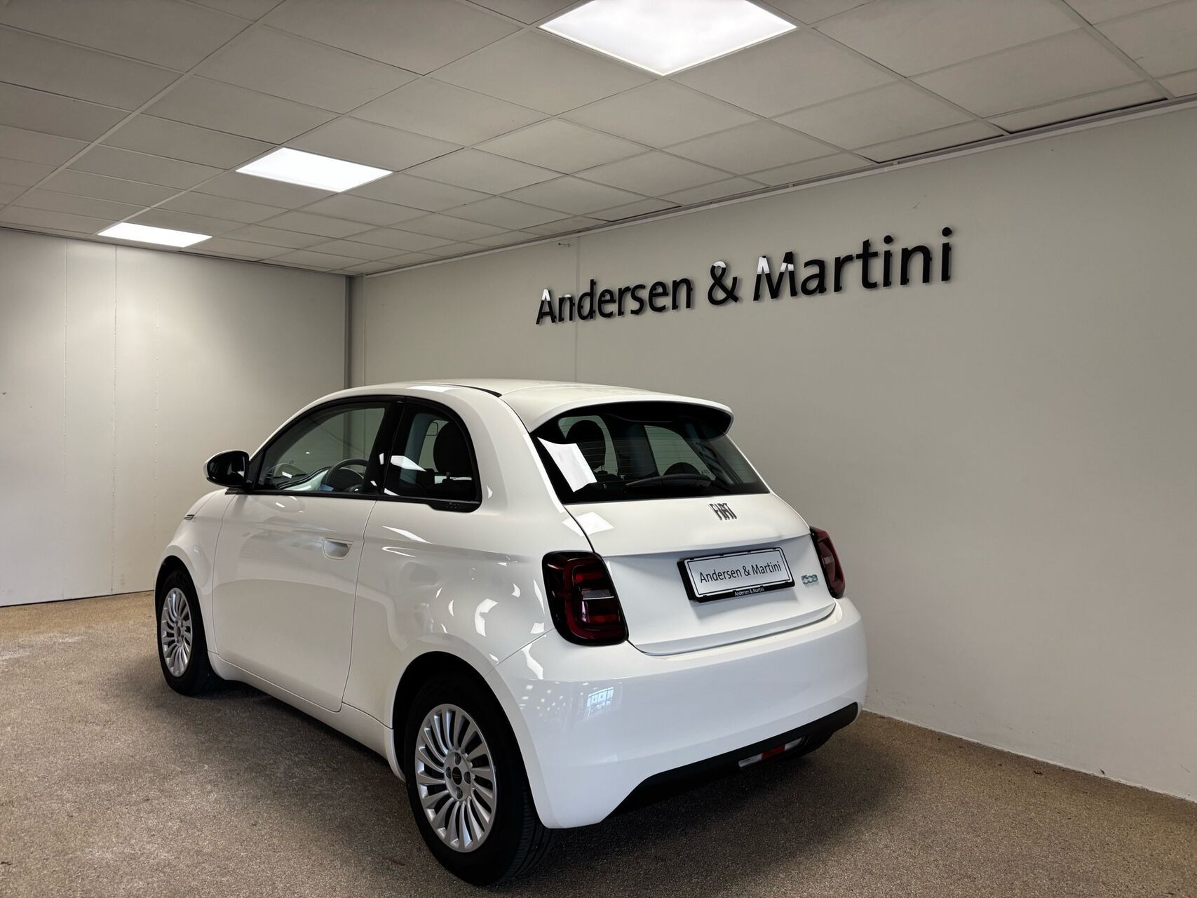 Hvid Fiat 500e fra 2023