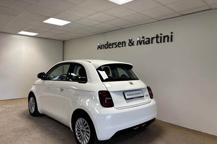 Hvid Fiat 500e fra 2023