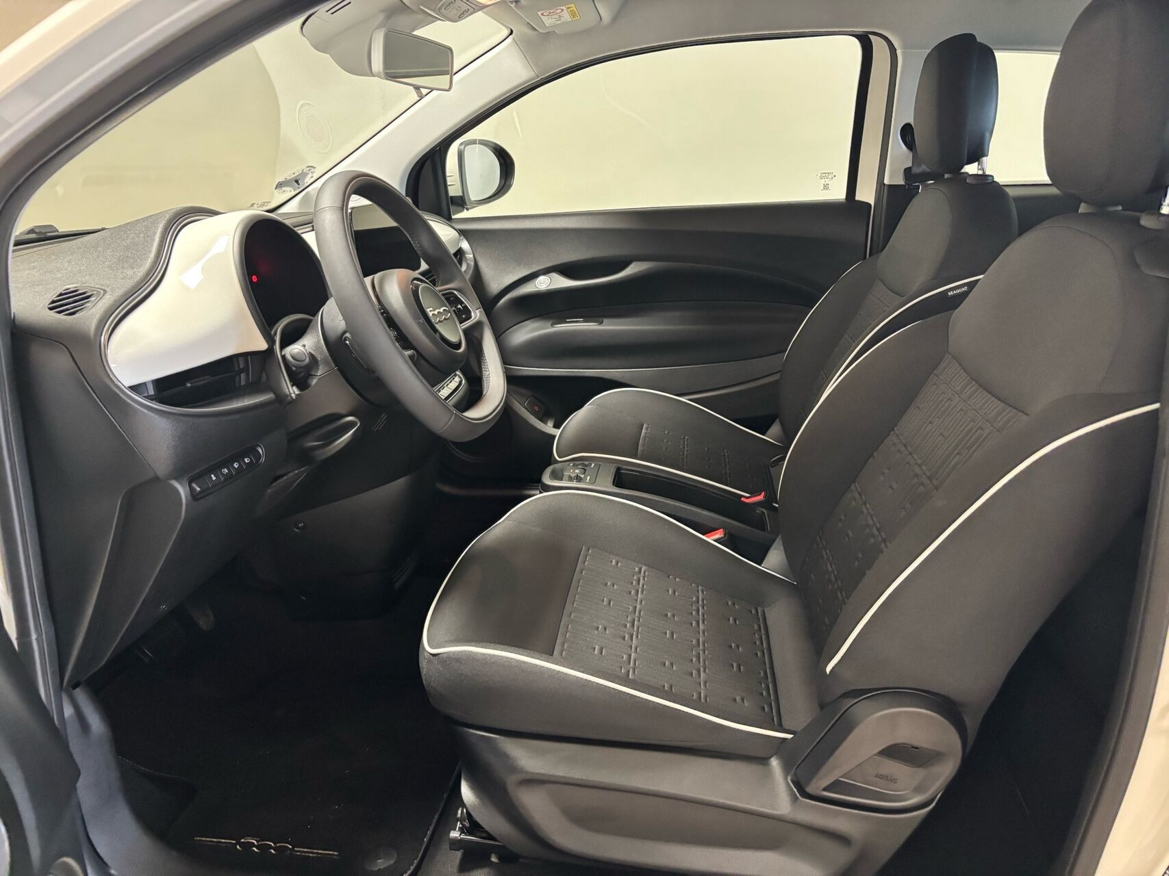 Hvid Fiat 500e fra 2023