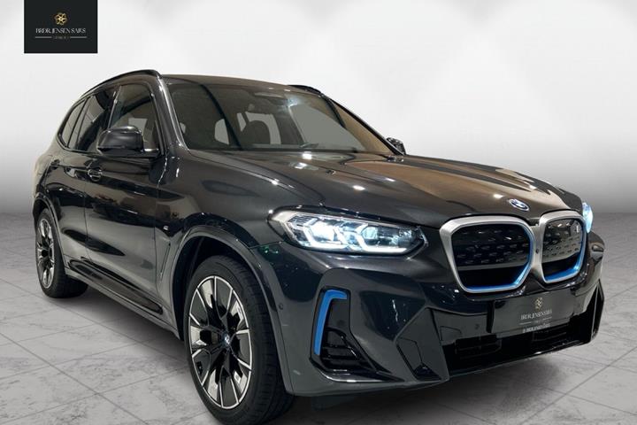 Grå BMW iX3 fra 2024 set udefra